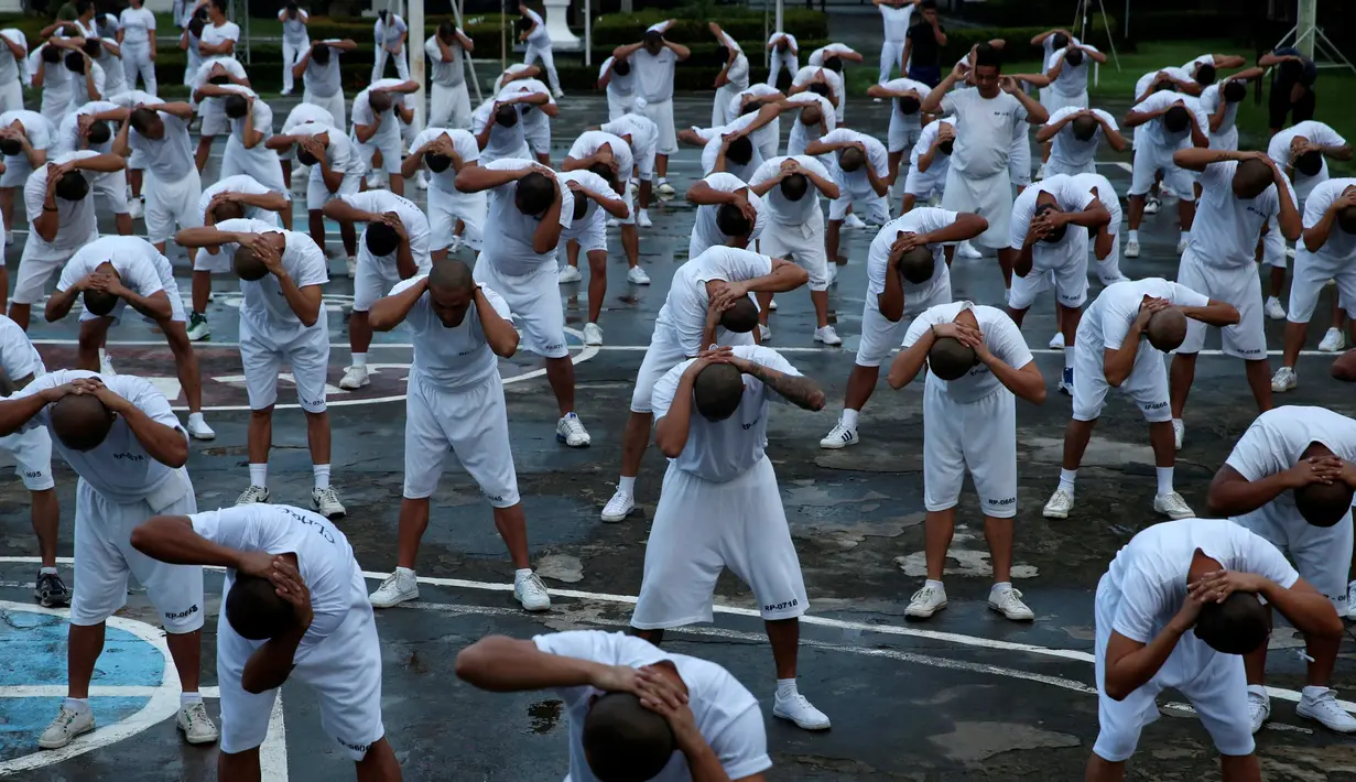 Pengguna narkoba berolahraga di Pusat Rehabilitasi Luzon di Pampanga, Filipina Utara pada 1 Oktober 2016. Kebijakan Presiden Duterte membuat ribuan pengguna narkoba tobat. (REUTERS/ Erik De Castro)