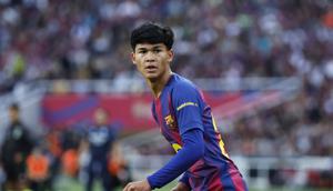 Dro Fernandez dari Barcelona saat pertandingan La Liga Spanyol antara FC Barcelona dan Real Sociedad di Stadion Olimpiade Lluis Companys di Barcelona, ​​Spanyol, Minggu, 28 September 2025. (AP Photo/Joan Monfort)