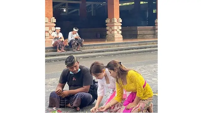 7 Potret Cupi Cupita Jalani Ritual Melukat di Bali, Penuh Khidmat