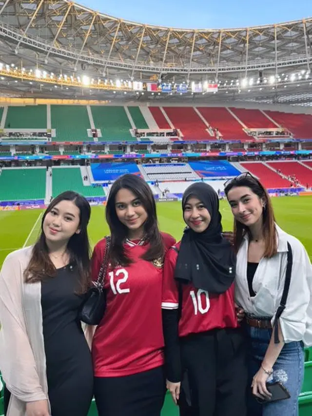 7 Potret Azizah Salsha dan Adiba Khanza Dukung Suami Lawan Jepang di Qatar