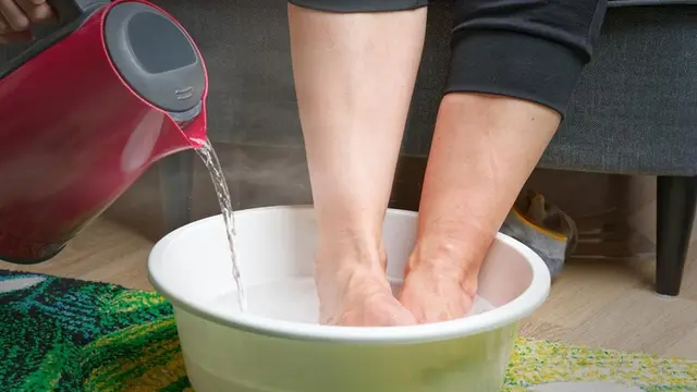 Ilustrasi merendam kaki dalam air hangat/freepik.com/iljaest