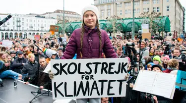 Aktivis iklim asal Swedia, Greta Thunberg memegang poster protes saat berunjuk rasa di Hamburg, Jerman, Jumat (1/3). Aksi 'Fridays for Future' ini diikuti oleh ribuan pelajar yang bolos sekolah. (Daniel Reinhardt/dpa via AP)