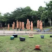 Karya seni berjudul 'Arisan' oleh Wiyoga Muhardanto di Art Jakarta Gardens 2022 di Hutan Kota by Plataran (Fimela.com/Novi Nadya)