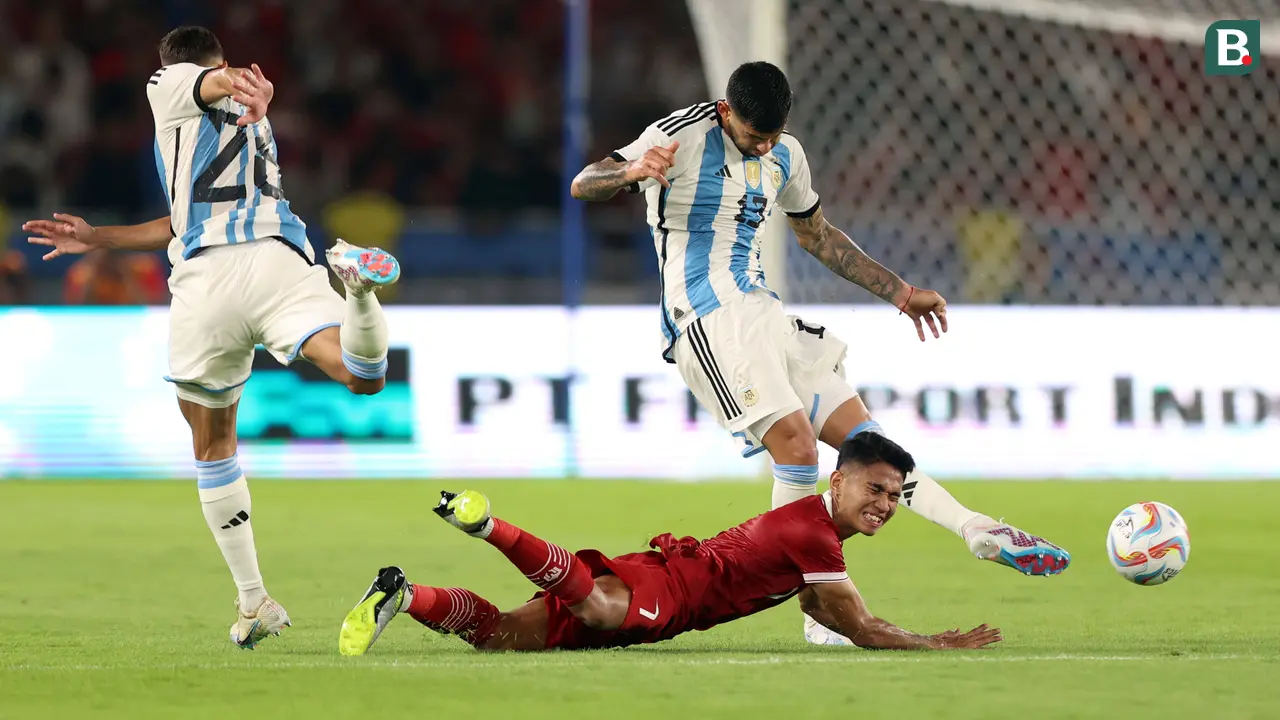 Foto: Aksi Jatuh Bangun Marselino Ferdinan saat Hadapi Argentina, Catatkan Statistik Apik hingga Dipuji Jurnalis Inggris