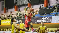 Pemain Bali United Basketball Abraham Webas mencoba melakukan lay up dengan dibayangi pemain Kesatria Bengawan Solo di GOR Merpati Denpasar. (Bola.com/Alit Binawan)
