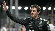 George Russell menyapa para penggemar usai memastikan diri menjadi yang tercepat dalam sesi kualifikasi F1 Singapura 2025 di Marina Bay Street Circuit, Singapura, Sabtu (4/10/2025). (AFP/Lillian SUWANRUMPHA)