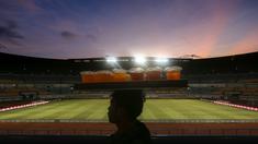 Seorang pedagang minuman melintas di tribun Stadion Utama Gelora Bandung Lautan Api (GBLA) menjelang laga pekan ketiga BRI Liga 1 2023/2024 antara Persib Bandung melawan Dewa United pada Jumat (14/07/2023). (Bola.com/Bagaskara Lazuardi)