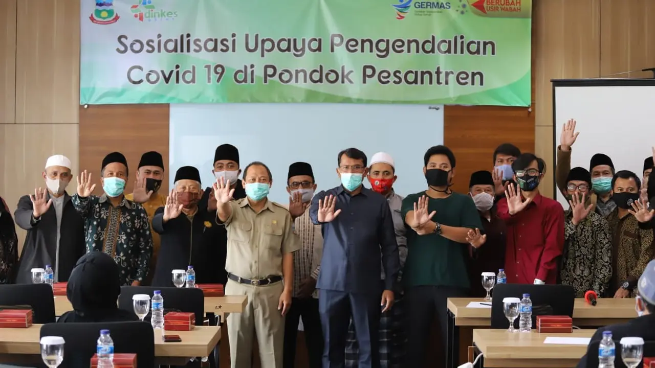 Wakil Bupati garut Helmi Budiman tengah melakukan sosialisasi pencegahan Covid-19, bagi kalangan pengasuh dan pemilik pondok pesantren di Garut, Jawa Barat.