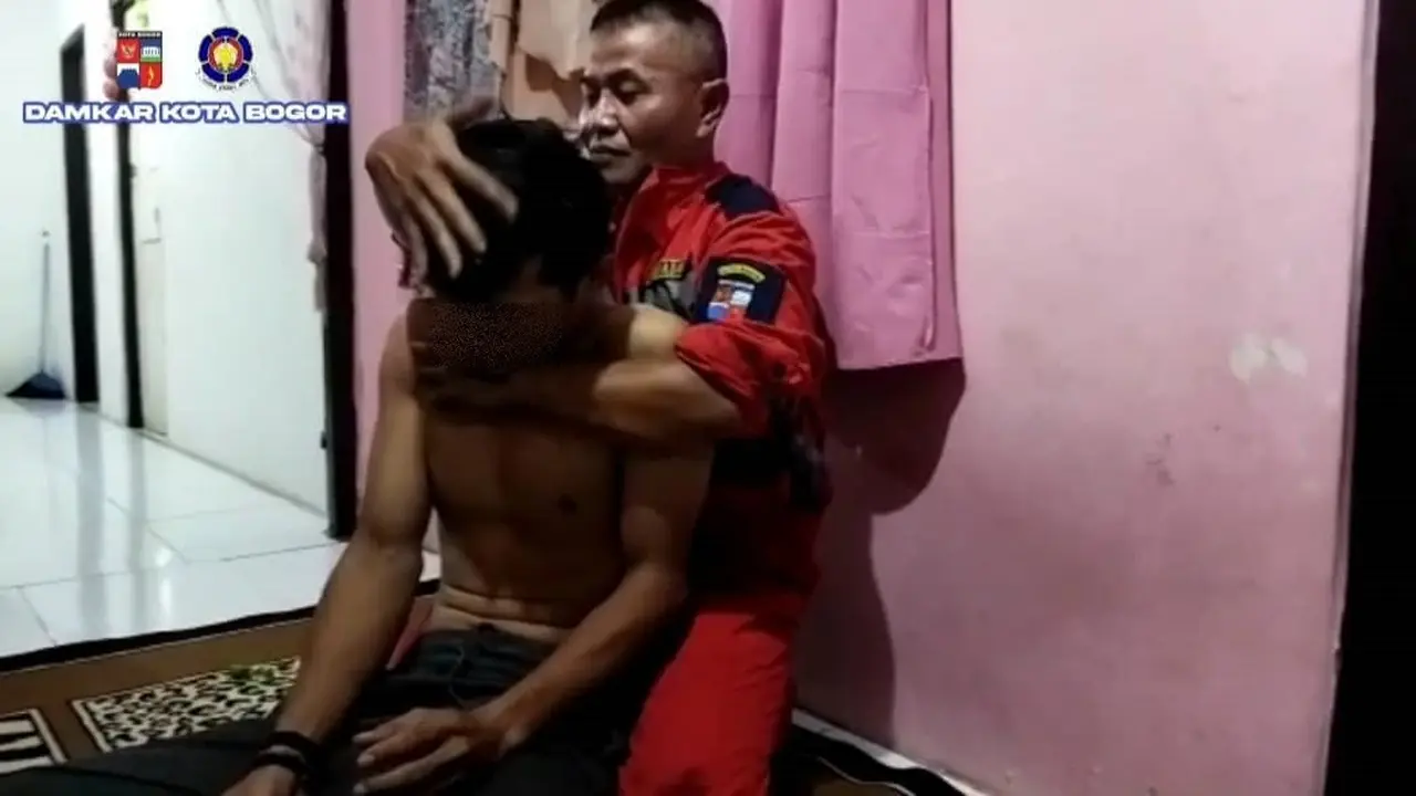 Petugas Damkar Bogor Bisa Atasi Warga yang Kesurupan, Aksinya Tuai Pujian