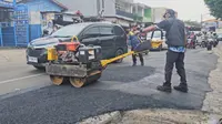Pemkot Depok Segera Perbaiki Jalan Berlubang Sebabkan Pengendara Motor Terjatuh