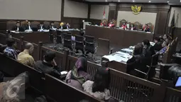 Suasana sidang perdana Choel Mallarangeng (AZM) sebagai terdakwa untuk kasus Hambalang di pengadilan Tipikor, Jakarta, Senin (10/4). (Liputan6.com/Helmi Afandi)