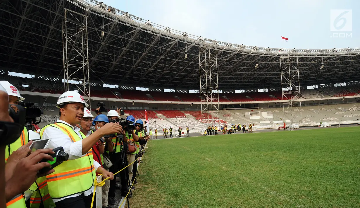 Menpora Imam Nahrawi (kiri) melihat kondisi lapangan saat meninjau perkembangan renovasi Stadion Utama Gelora Bung Karno, Jakarta, Selasa (8/8). Saat ini, renovasi telah mencapai 80% dan ditargetkan rampung akhir 2017. (Liputan6.com/Helmi Fithriansyah)