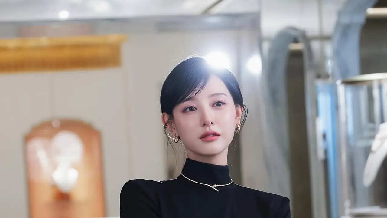 Pesona Mahal Kim Ji Won dalam Balutan Serba Hitam di Event BVLGARI Hong Kong