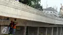 Pekerja menyelesaikan pemasangan pipa pembuangan air pada proyek jalan layang transjakarta Tandean-Ciledug, Jakarta, Selasa (13/9). Jalan layang non tol dengan panjang 9,3 kilometer itu akan selesai akhir 2016 mendatang. (Liputan6.com/Helmi Afandi)