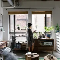 Ilustrasi bersantai di dalam rumah. Foto: unsplash.com.