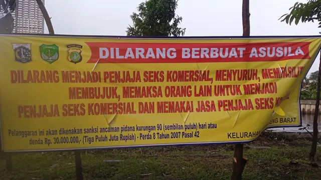 Spanduk di taman daan mogot