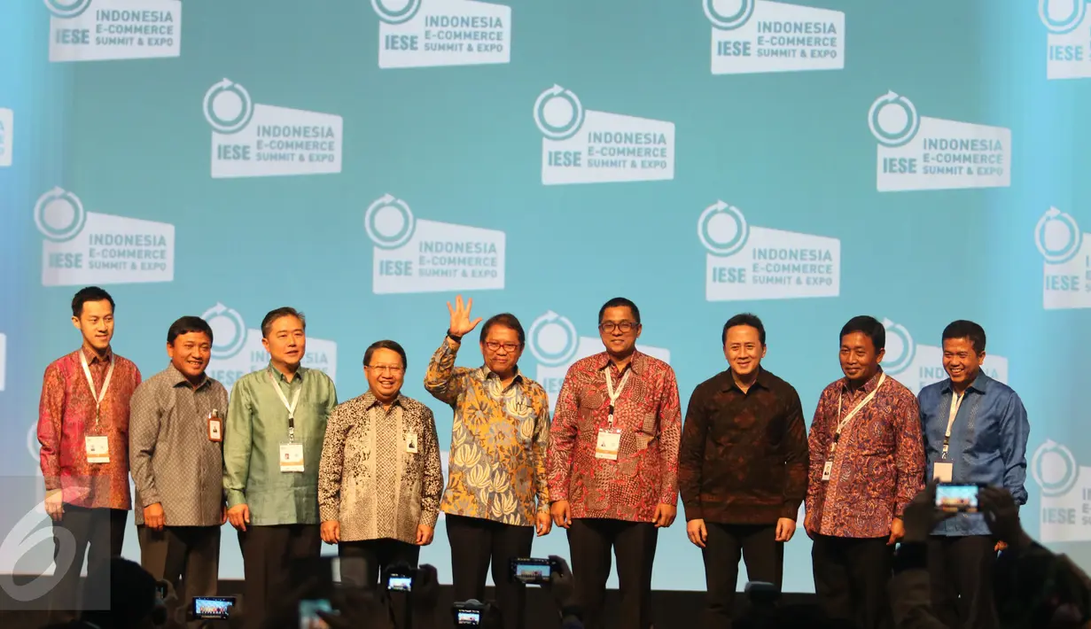 Menkominfo Rudiantara (tengah) foto bersama usai membuka Indonesia E-commerce Summit and Expo (IESE) 2017 di Indonesia Convention and Exhibition (ICE), BSD City, Tangerang Selatan, Rabu (9/5). (Liputan6.com/Angga Yuniar) 