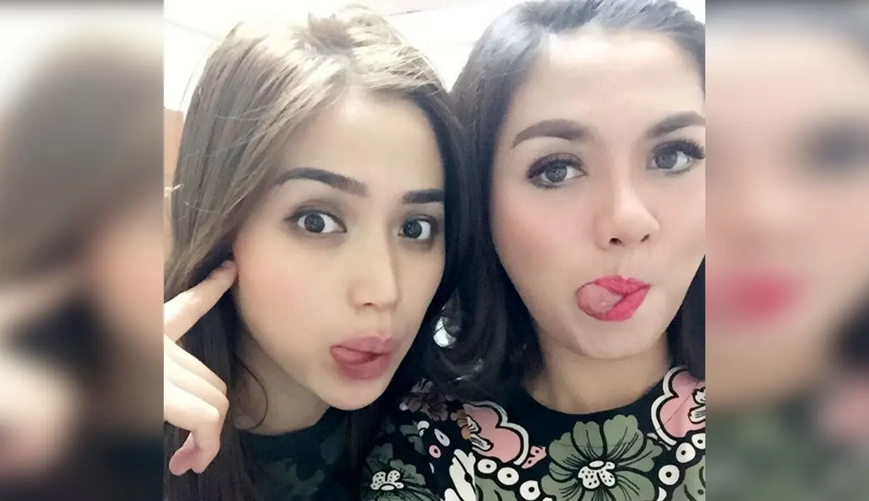 Vicky Shu bersama Jessica menjulurkan lidah. (Instagram/vickyshu)