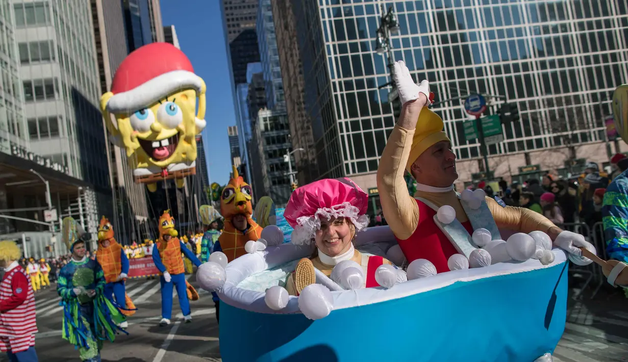 Balon SpongeBob saat memeriahkan parade Hari Thanksgiving di Manhattan, New York, AS (23/11). Peringatan 'Thanksgiving' merupakan Hari Pengucapan Syukur di akhir musim panen. (AP Photo/Mary Altaffer)