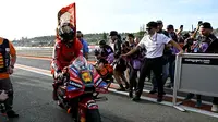 Pembalap Ducati Lenovo, Francesco Bagnaia, merayakan kemenagan dirinya sebagai juara dunia MotoGP 2023 setelah berhasil finis posisi pertama pada balapan MotoGP Valencia, Minggu (26/11/2023). (AFP/Javier Soriano)