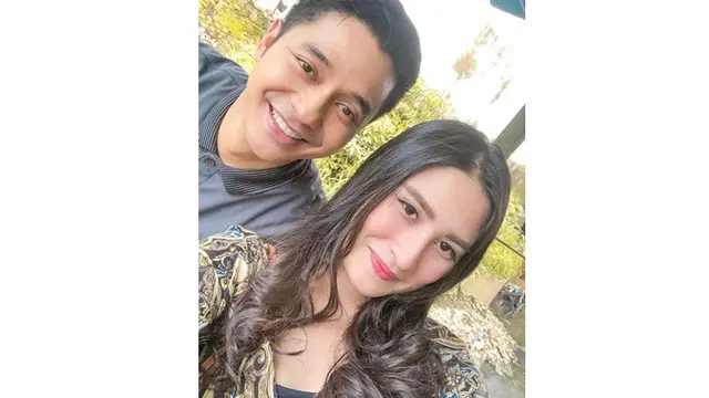 Berbeda 10 Tahun, Ini 6 Potret Cantik Angbeen Rishi Kekasih Adly Fairuz