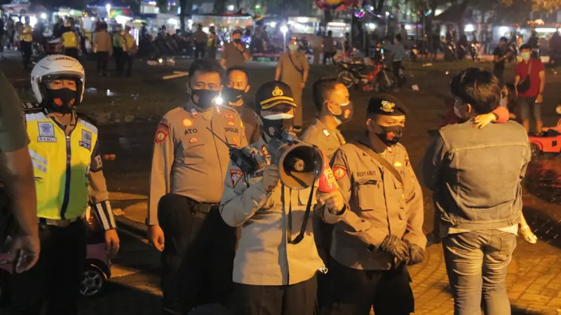 Aparat gabungan membubarkan keramaian di Alun-Alun Kota Bekasi