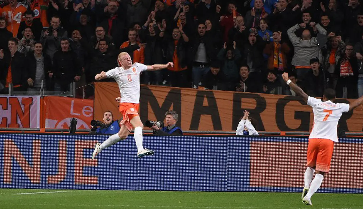 Gelandang Belanda, Davy Klaassen (kiri) merayakan selebrasi usai mencetak gol ke gawang Spanyol pada laga persahabatan di Amsterdam Arena, Belanda, Rabu (1/4/2015). Belanda menang 2-0 atas Spanyol. (AFP PHOTO/Emmanuel Dunand)