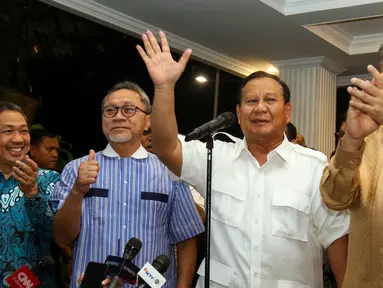 Bakal Calon Presiden dari Koalisi Indonesia Maju, Prabowo Subianto (ketiga kiri) usai saat mengumumkan nama Bakal Calon Wakil Presiden yang akan diusung di Rumah Kertanegara, Jakarta, Minggu (22/10/2023). (Liputan6.com/Herman Zakharia)