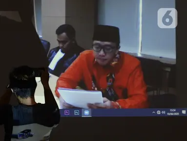 Terdakwa mantan Menpora Imam Nahrawi membacakan pledoi atau pembelaan saat sidang secara online di Gedung KPK, Jakarta, Jumat (19/6/2020). Sebelumnya, Imam Nahrawi dituntut 10 tahun penjara dan denda Rp 500 juta subsider 6 bulan kurungan terkait dugaan suap dana hibah KONI. (merdeka.com/Dwi Narwoko)