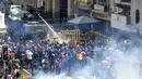 Polisi menggunakan water canon dan gas air mata untuk membubarkan para pengunjuk rasa di Kolombo, Sri Lanka, 9 Juli 2022. Sejumlah demonstran memegang bendera Sri Lanka masuk ke kediaman Presiden Gotabaya Rajapaksa di Ibu Kota Kolombo. (AP Photo/Amitha Thennakoon)