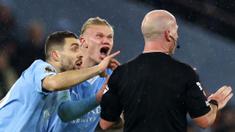 Pemain Manchester City, Erling Haaland (tengah) memprotes keputusan wasit Simon Hooper pada laga pekan ke-14 Liga Inggris 2023/2024 melawan Tottenham Hotspur yang berlangsung di Etihad Stadium, Manchester, Inggris, Senin (04/12/2023) dini hari WIB. (AFP/Darren Staples)