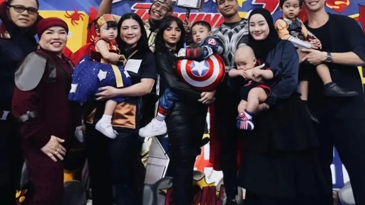 6 Gaya Fuji dan Keluarga Kompak Kenakan Baju Bertema Superhero di Pesta Ultah Gala Sky