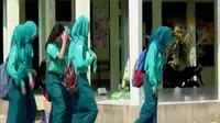 Instruksi pelepasan jilbab untuk pengambilan foto ijazah mendapatkan protes dari salah satu wali murid.