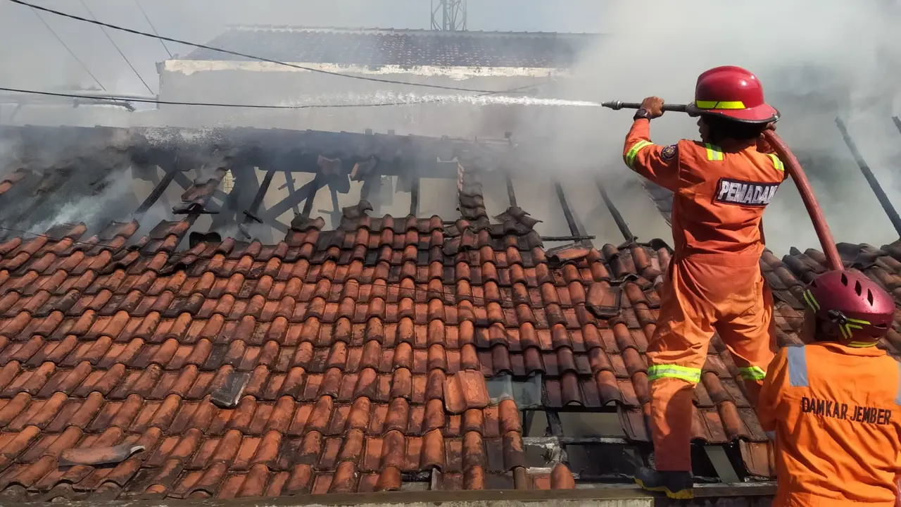 Proses pemadaman gudang kerupuk berlangsung dramatis di Kabupaten Jember (Istimewa)