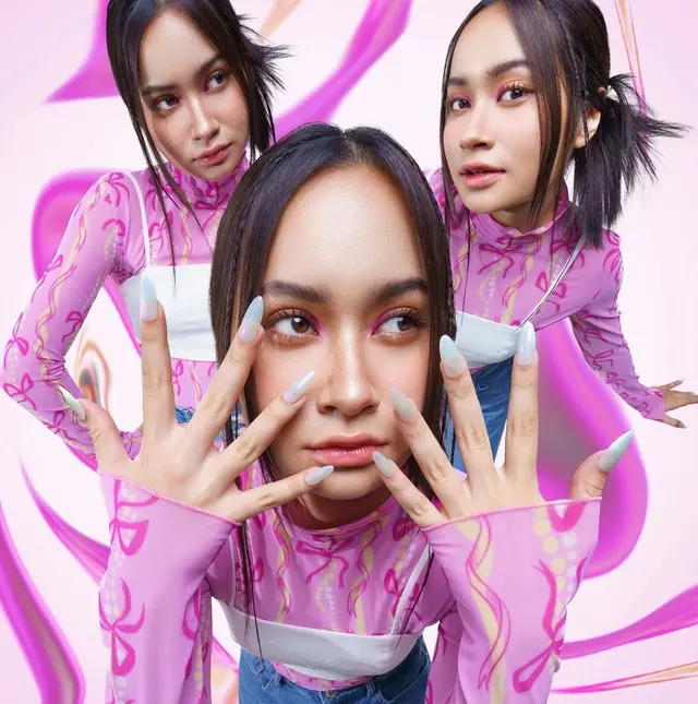 6 Inspirasi fashion ala Satine Zaneta, girly dan trendy