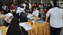 Orangtua murid melakukan pendaftaran Penerimaan Peserta Didik Baru (PPDB) Jalur Zonasi di SMA Negeri 21, Jakarta, Senin (24/6/2019). Pada hari pertama, lebih dari 750 calon peserta didik baru telah mendaftar di SMA Negeri 21. (merdeka.com/Iqbal Nugroho)