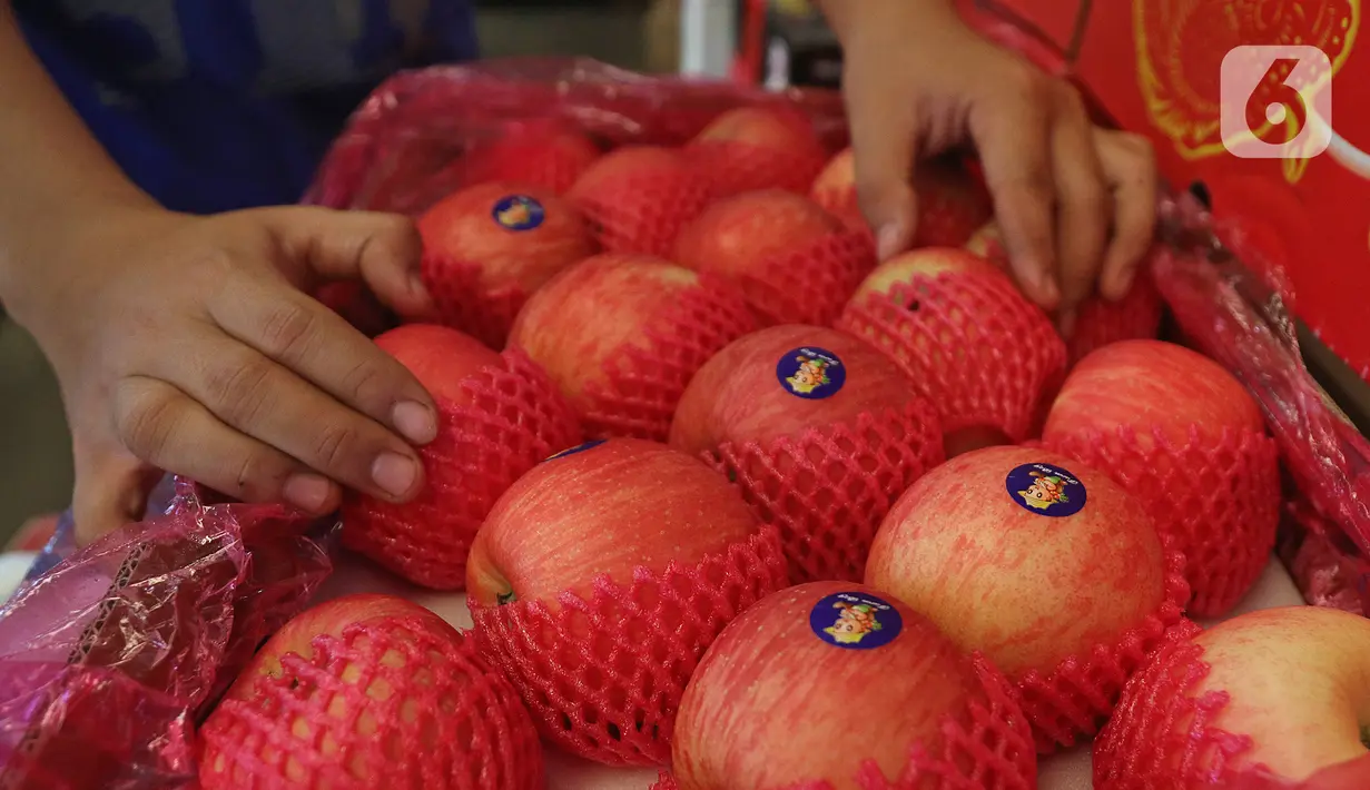 Suasana aktivitas sentra buah di Pasar Induk Kramat Jati, Jakarta, Selasa (28/1/2020). Kementerian Pertanian memperketat pintu masuk untuk impor beberapa jenis makanan, termasuk buah-buahan melalui penerapan biosecurity untuk mencegah penyebaran Virus Corona. (Liputan6.com/Herman Zakharia)