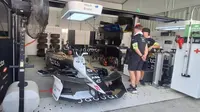Mengintip Kesibukan Garasi Tim Balap Formula E Jaguar TCS Racing