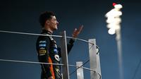 Pembalap McLaren’s, Lando Norris, merayakan gelar juara dunia F1 2025 di podium Grand Prix Abu Dhabi di Sirkuit Yas Marina, Abu Dhabi, Minggu (7/12/2025). (Andrej Isakovic/AFP)