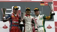 Pebalap Indonesia, Rio Haryanto (tengah), diapit Lewis Williamson (kiri) dan Valtteri Bottas setelah memenangi balapan GP3 Nurburgring di Jerman pada 2011. (Motorsport)