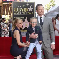 Chris Pratt, Anna Faris, dan sang buah hati. (Jesse Grant / GETTY IMAGES NORTH AMERICA / AFP)