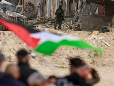 Warga Palestina berunjuk rasa setelah tentara Israel memblokir pintu masuk kamp pengungsi Palestina Nur Shams di Tepi Barat yang diduduki pada Senin 9 Februari 2026. Warga Palestina yang mengungsi menuntut diizinkan kembali ke rumah yang mereka tinggalkan pada tahun lalu selama operasi militer Israel berlangsung. (Jaafar ASHTIYEH/AFP)