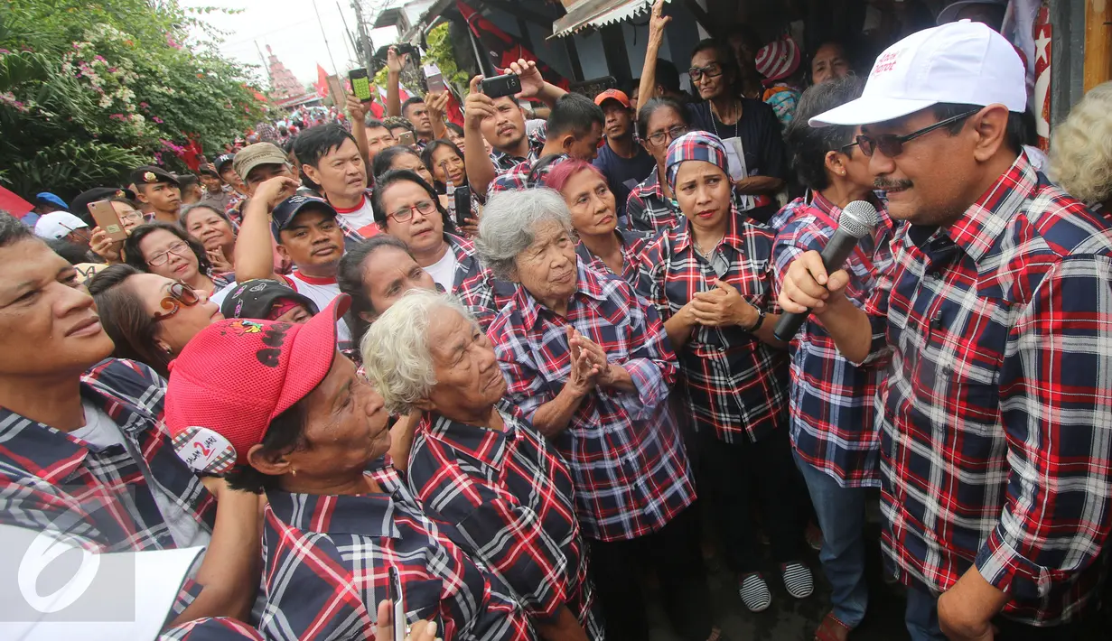 Cawagub DKI Jakarta, Djarot Saiful Hidayat memberi pemaparan saat berkunjung ke Kampung Ambon, Cengkareng, Jakarta Barat, Kamis (2/2). Djarot juga mengatakan akan membangun fasilitas untuk anak-anak muda di kawasan rawan narkoba. (Liputan6.com)
