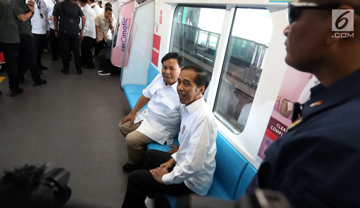 Presiden terpilih Joko Widodo atau Jokowi bersama Ketua Umum Partai Gerindra Prabowo Subianto menaiki MRT dari Stasiun Lebak Bulus menuju Stasiun Senayan, Jakarta, Sabtu (13/7/2019). Keduanya berbincang serius namun hangat saat duduk bersebelahan di dalam gerbong MRT. (Liputan6.com/JohanTallo)