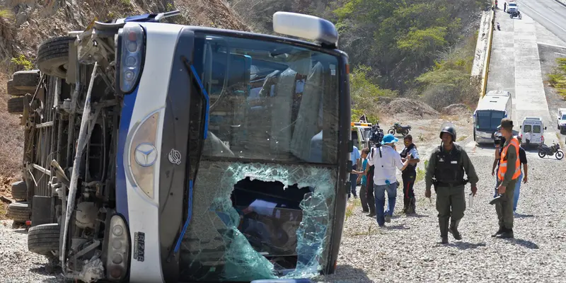 20160210-Bus Tim Huracan Terguling Setelah Tanding di Copa Libertadores-Venezuela