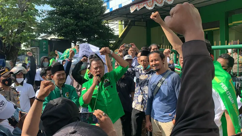 Kader PPP demo di depan Kantor DPW PPP di Surabaya. (Dian Kurniawan/Liputan6.com)