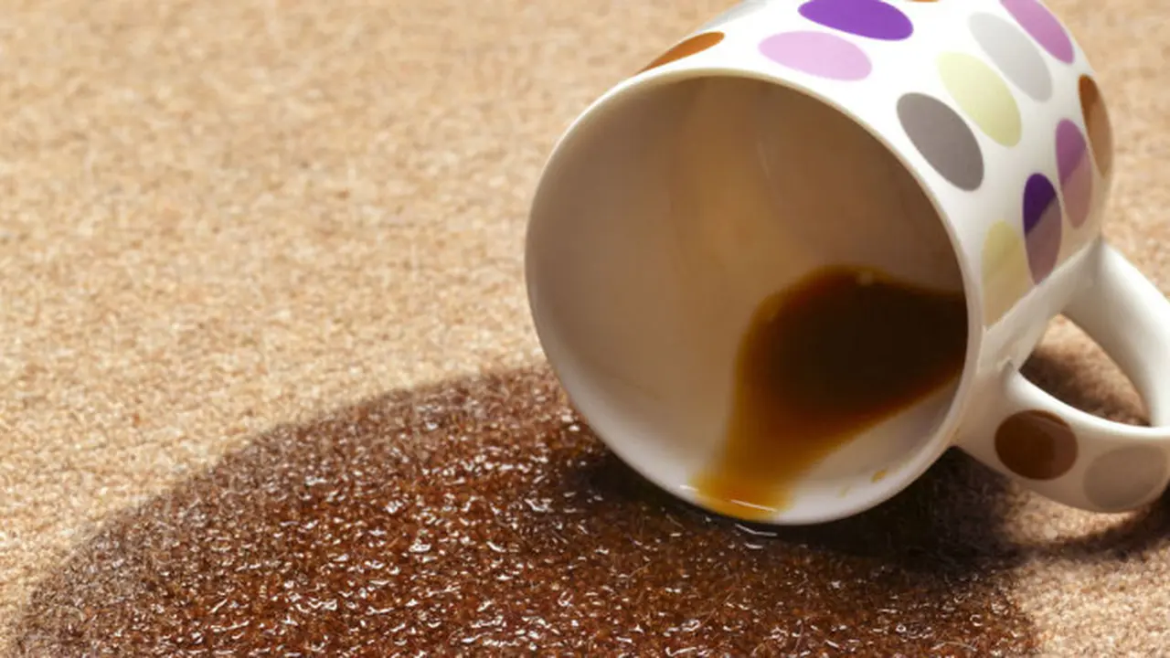 Cara Cepat Bersihkan Noda Tumpahan Kopi