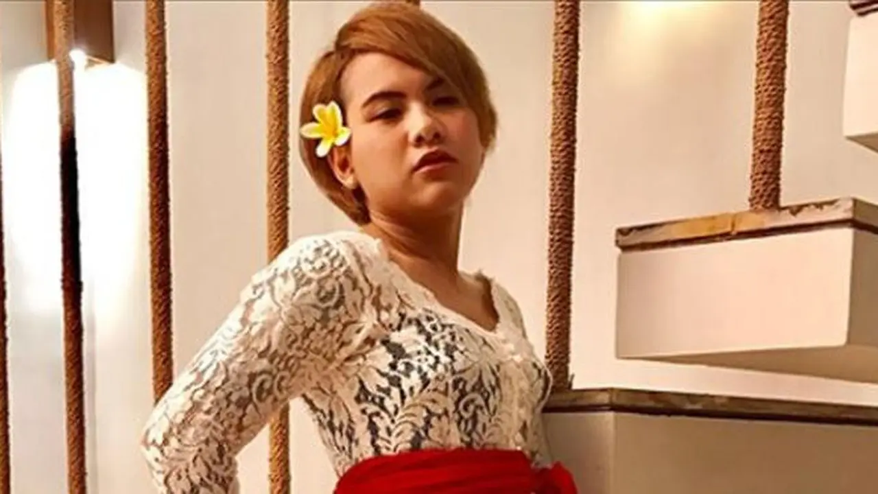 Top 3 Hari Ini: Pakai Kebaya Bali, Evelyn Dipuji Mantan Suami