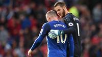 Kiper Manchester United, David de Gea, berbincang dengan striker Everton, usai laga Premier League di Stadion Old Trafford, Manchester, Minggu (17/9/2017). MU menang 4-0 atas Everton. (AFP/Oli Scarff) 