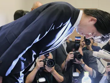 Anggota Parlemen Jepang Kensuke Miyazaki saat melakukan konferensi pers di Tokyo, Jepang, (12/2). Anggota parlemen Jepang ini mengundurkan diri setelah ketahuan selingkuh dengan model bikini saat istrinya sedang hamil. (AFP / Jiji Press)